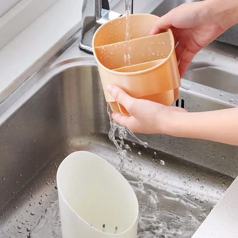 Plastično odcejevalno stojalo za jedilni pribor s pladnjem
